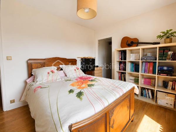 Maison de caractère de 197 m² avec piscine, dépendance et deux habitations – Bergerac

Un bien rare aux multiples possibilités !

À seulement quelques minutes du centre de Bergerac, des commerces et des grands axes, découvrez cette propriété de 197 m² implantée sur un magnifique terrain arboré de 3 035 m², sans aucun vis-à-vis.

Cette maison de caractère se distingue par ses deux habitations indépendantes, idéales pour un projet familial, une activité de location saisonnière ou annuelle, un rapprochement familial ou encore pour offrir un espace de vie autonome à des adolescents.

La première habitation (style longère)
Grande pièce de vie avec cheminée.
Chambre avec dressing.
Salle d'eau.
WC indépendant.
Mezzanine avec une seconde chambre.
La seconde habitation
Entrée indépendante.
Cuisine.
Pièce de vie  avec accès au balcon.
Une chambre et une salle d'eau.
À l'étage : trois chambres sous les combles et une salle de bain.
Les atouts qui font la différence

✔ Terrain de 3 035 m² au calme, sans vis-à-vis.
✔ Piscine 7 x 4 m au chlore avec volet roulant électrique.
✔ Garage de 30 m².
✔ Dépendance avec local technique et espace de stockage pour le bois.
✔ Potager et verger pour profiter pleinement de l'extérieur.
✔ Environnement bucolique tout en restant proche des commodités.

Un bien plein de charme offrant de nombreuses possibilités d'aménagement et de rentabilité, dans un cadre verdoyant où calme et qualité de vie sont au rendez-vous.

À découvrir sans tarder !