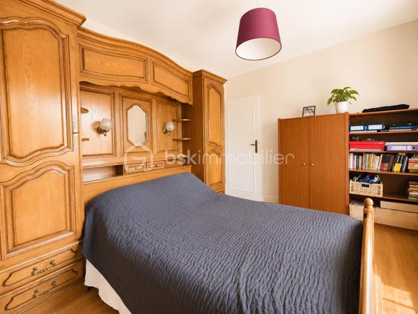 Maison de caractère de 197 m² avec piscine, dépendance et deux habitations – Bergerac

Un bien rare aux multiples possibilités !

À seulement quelques minutes du centre de Bergerac, des commerces et des grands axes, découvrez cette propriété de 197 m² implantée sur un magnifique terrain arboré de 3 035 m², sans aucun vis-à-vis.

Cette maison de caractère se distingue par ses deux habitations indépendantes, idéales pour un projet familial, une activité de location saisonnière ou annuelle, un rapprochement familial ou encore pour offrir un espace de vie autonome à des adolescents.

La première habitation (style longère)
Grande pièce de vie avec cheminée.
Chambre avec dressing.
Salle d'eau.
WC indépendant.
Mezzanine avec une seconde chambre.
La seconde habitation
Entrée indépendante.
Cuisine.
Pièce de vie  avec accès au balcon.
Une chambre et une salle d'eau.
À l'étage : trois chambres sous les combles et une salle de bain.
Les atouts qui font la différence

✔ Terrain de 3 035 m² au calme, sans vis-à-vis.
✔ Piscine 7 x 4 m au chlore avec volet roulant électrique.
✔ Garage de 30 m².
✔ Dépendance avec local technique et espace de stockage pour le bois.
✔ Potager et verger pour profiter pleinement de l'extérieur.
✔ Environnement bucolique tout en restant proche des commodités.

Un bien plein de charme offrant de nombreuses possibilités d'aménagement et de rentabilité, dans un cadre verdoyant où calme et qualité de vie sont au rendez-vous.

À découvrir sans tarder !