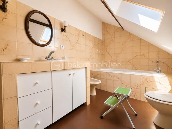 Maison de caractère de 197 m² avec piscine, dépendance et deux habitations – Bergerac

Un bien rare aux multiples possibilités !

À seulement quelques minutes du centre de Bergerac, des commerces et des grands axes, découvrez cette propriété de 197 m² implantée sur un magnifique terrain arboré de 3 035 m², sans aucun vis-à-vis.

Cette maison de caractère se distingue par ses deux habitations indépendantes, idéales pour un projet familial, une activité de location saisonnière ou annuelle, un rapprochement familial ou encore pour offrir un espace de vie autonome à des adolescents.

La première habitation (style longère)
Grande pièce de vie avec cheminée.
Chambre avec dressing.
Salle d'eau.
WC indépendant.
Mezzanine avec une seconde chambre.
La seconde habitation
Entrée indépendante.
Cuisine.
Pièce de vie  avec accès au balcon.
Une chambre et une salle d'eau.
À l'étage : trois chambres sous les combles et une salle de bain.
Les atouts qui font la différence

✔ Terrain de 3 035 m² au calme, sans vis-à-vis.
✔ Piscine 7 x 4 m au chlore avec volet roulant électrique.
✔ Garage de 30 m².
✔ Dépendance avec local technique et espace de stockage pour le bois.
✔ Potager et verger pour profiter pleinement de l'extérieur.
✔ Environnement bucolique tout en restant proche des commodités.

Un bien plein de charme offrant de nombreuses possibilités d'aménagement et de rentabilité, dans un cadre verdoyant où calme et qualité de vie sont au rendez-vous.

À découvrir sans tarder !