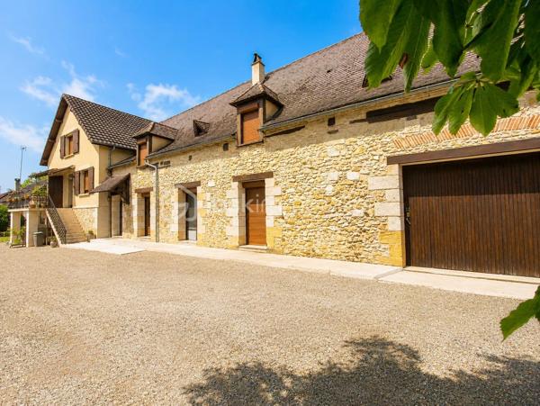 Maison de caractère de 197 m² avec piscine, dépendance et deux habitations – Bergerac

Un bien rare aux multiples possibilités !

À seulement quelques minutes du centre de Bergerac, des commerces et des grands axes, découvrez cette propriété de 197 m² implantée sur un magnifique terrain arboré de 3 035 m², sans aucun vis-à-vis.

Cette maison de caractère se distingue par ses deux habitations indépendantes, idéales pour un projet familial, une activité de location saisonnière ou annuelle, un rapprochement familial ou encore pour offrir un espace de vie autonome à des adolescents.

La première habitation (style longère)
Grande pièce de vie avec cheminée.
Chambre avec dressing.
Salle d'eau.
WC indépendant.
Mezzanine avec une seconde chambre.
La seconde habitation
Entrée indépendante.
Cuisine.
Pièce de vie  avec accès au balcon.
Une chambre et une salle d'eau.
À l'étage : trois chambres sous les combles et une salle de bain.
Les atouts qui font la différence

✔ Terrain de 3 035 m² au calme, sans vis-à-vis.
✔ Piscine 7 x 4 m au chlore avec volet roulant électrique.
✔ Garage de 30 m².
✔ Dépendance avec local technique et espace de stockage pour le bois.
✔ Potager et verger pour profiter pleinement de l'extérieur.
✔ Environnement bucolique tout en restant proche des commodités.

Un bien plein de charme offrant de nombreuses possibilités d'aménagement et de rentabilité, dans un cadre verdoyant où calme et qualité de vie sont au rendez-vous.

À découvrir sans tarder !