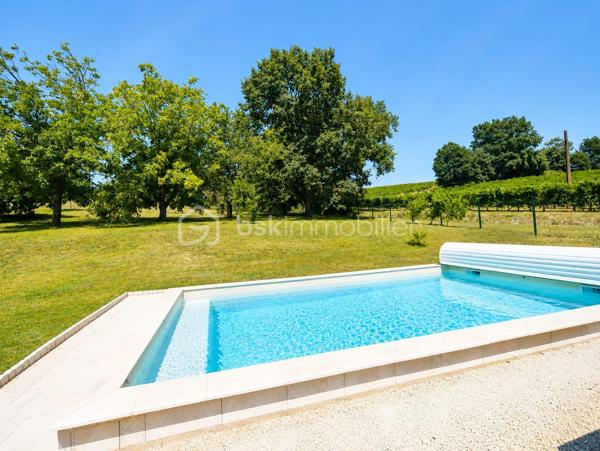 Maison de caractère de 197 m² avec piscine, dépendance et deux habitations – Bergerac

Un bien rare aux multiples possibilités !

À seulement quelques minutes du centre de Bergerac, des commerces et des grands axes, découvrez cette propriété de 197 m² implantée sur un magnifique terrain arboré de 3 035 m², sans aucun vis-à-vis.

Cette maison de caractère se distingue par ses deux habitations indépendantes, idéales pour un projet familial, une activité de location saisonnière ou annuelle, un rapprochement familial ou encore pour offrir un espace de vie autonome à des adolescents.

La première habitation (style longère)
Grande pièce de vie avec cheminée.
Chambre avec dressing.
Salle d'eau.
WC indépendant.
Mezzanine avec une seconde chambre.
La seconde habitation
Entrée indépendante.
Cuisine.
Pièce de vie  avec accès au balcon.
Une chambre et une salle d'eau.
À l'étage : trois chambres sous les combles et une salle de bain.
Les atouts qui font la différence

✔ Terrain de 3 035 m² au calme, sans vis-à-vis.
✔ Piscine 7 x 4 m au chlore avec volet roulant électrique.
✔ Garage de 30 m².
✔ Dépendance avec local technique et espace de stockage pour le bois.
✔ Potager et verger pour profiter pleinement de l'extérieur.
✔ Environnement bucolique tout en restant proche des commodités.

Un bien plein de charme offrant de nombreuses possibilités d'aménagement et de rentabilité, dans un cadre verdoyant où calme et qualité de vie sont au rendez-vous.

À découvrir sans tarder !