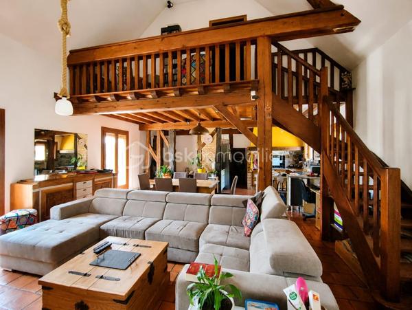 Maison de caractère de 197 m² avec piscine, dépendance et deux habitations – Bergerac

Un bien rare aux multiples possibilités !

À seulement quelques minutes du centre de Bergerac, des commerces et des grands axes, découvrez cette propriété de 197 m² implantée sur un magnifique terrain arboré de 3 035 m², sans aucun vis-à-vis.

Cette maison de caractère se distingue par ses deux habitations indépendantes, idéales pour un projet familial, une activité de location saisonnière ou annuelle, un rapprochement familial ou encore pour offrir un espace de vie autonome à des adolescents.

La première habitation (style longère)
Grande pièce de vie avec cheminée.
Chambre avec dressing.
Salle d'eau.
WC indépendant.
Mezzanine avec une seconde chambre.
La seconde habitation
Entrée indépendante.
Cuisine.
Pièce de vie  avec accès au balcon.
Une chambre et une salle d'eau.
À l'étage : trois chambres sous les combles et une salle de bain.
Les atouts qui font la différence

✔ Terrain de 3 035 m² au calme, sans vis-à-vis.
✔ Piscine 7 x 4 m au chlore avec volet roulant électrique.
✔ Garage de 30 m².
✔ Dépendance avec local technique et espace de stockage pour le bois.
✔ Potager et verger pour profiter pleinement de l'extérieur.
✔ Environnement bucolique tout en restant proche des commodités.

Un bien plein de charme offrant de nombreuses possibilités d'aménagement et de rentabilité, dans un cadre verdoyant où calme et qualité de vie sont au rendez-vous.

À découvrir sans tarder !