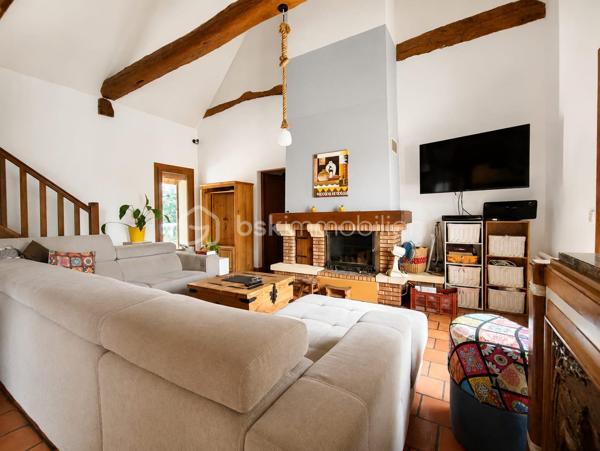 Maison de caractère de 197 m² avec piscine, dépendance et deux habitations – Bergerac

Un bien rare aux multiples possibilités !

À seulement quelques minutes du centre de Bergerac, des commerces et des grands axes, découvrez cette propriété de 197 m² implantée sur un magnifique terrain arboré de 3 035 m², sans aucun vis-à-vis.

Cette maison de caractère se distingue par ses deux habitations indépendantes, idéales pour un projet familial, une activité de location saisonnière ou annuelle, un rapprochement familial ou encore pour offrir un espace de vie autonome à des adolescents.

La première habitation (style longère)
Grande pièce de vie avec cheminée.
Chambre avec dressing.
Salle d'eau.
WC indépendant.
Mezzanine avec une seconde chambre.
La seconde habitation
Entrée indépendante.
Cuisine.
Pièce de vie  avec accès au balcon.
Une chambre et une salle d'eau.
À l'étage : trois chambres sous les combles et une salle de bain.
Les atouts qui font la différence

✔ Terrain de 3 035 m² au calme, sans vis-à-vis.
✔ Piscine 7 x 4 m au chlore avec volet roulant électrique.
✔ Garage de 30 m².
✔ Dépendance avec local technique et espace de stockage pour le bois.
✔ Potager et verger pour profiter pleinement de l'extérieur.
✔ Environnement bucolique tout en restant proche des commodités.

Un bien plein de charme offrant de nombreuses possibilités d'aménagement et de rentabilité, dans un cadre verdoyant où calme et qualité de vie sont au rendez-vous.

À découvrir sans tarder !