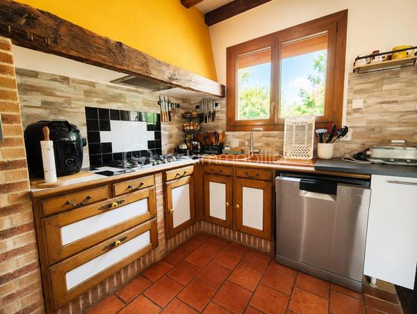 Maison de caractère de 197 m² avec piscine, dépendance et deux habitations – Bergerac

Un bien rare aux multiples possibilités !

À seulement quelques minutes du centre de Bergerac, des commerces et des grands axes, découvrez cette propriété de 197 m² implantée sur un magnifique terrain arboré de 3 035 m², sans aucun vis-à-vis.

Cette maison de caractère se distingue par ses deux habitations indépendantes, idéales pour un projet familial, une activité de location saisonnière ou annuelle, un rapprochement familial ou encore pour offrir un espace de vie autonome à des adolescents.

La première habitation (style longère)
Grande pièce de vie avec cheminée.
Chambre avec dressing.
Salle d'eau.
WC indépendant.
Mezzanine avec une seconde chambre.
La seconde habitation
Entrée indépendante.
Cuisine.
Pièce de vie  avec accès au balcon.
Une chambre et une salle d'eau.
À l'étage : trois chambres sous les combles et une salle de bain.
Les atouts qui font la différence

✔ Terrain de 3 035 m² au calme, sans vis-à-vis.
✔ Piscine 7 x 4 m au chlore avec volet roulant électrique.
✔ Garage de 30 m².
✔ Dépendance avec local technique et espace de stockage pour le bois.
✔ Potager et verger pour profiter pleinement de l'extérieur.
✔ Environnement bucolique tout en restant proche des commodités.

Un bien plein de charme offrant de nombreuses possibilités d'aménagement et de rentabilité, dans un cadre verdoyant où calme et qualité de vie sont au rendez-vous.

À découvrir sans tarder !