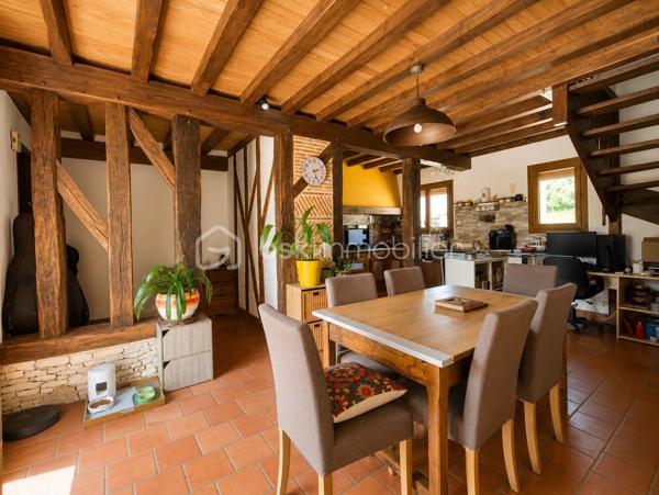 Maison de caractère de 197 m² avec piscine, dépendance et deux habitations – Bergerac

Un bien rare aux multiples possibilités !

À seulement quelques minutes du centre de Bergerac, des commerces et des grands axes, découvrez cette propriété de 197 m² implantée sur un magnifique terrain arboré de 3 035 m², sans aucun vis-à-vis.

Cette maison de caractère se distingue par ses deux habitations indépendantes, idéales pour un projet familial, une activité de location saisonnière ou annuelle, un rapprochement familial ou encore pour offrir un espace de vie autonome à des adolescents.

La première habitation (style longère)
Grande pièce de vie avec cheminée.
Chambre avec dressing.
Salle d'eau.
WC indépendant.
Mezzanine avec une seconde chambre.
La seconde habitation
Entrée indépendante.
Cuisine.
Pièce de vie  avec accès au balcon.
Une chambre et une salle d'eau.
À l'étage : trois chambres sous les combles et une salle de bain.
Les atouts qui font la différence

✔ Terrain de 3 035 m² au calme, sans vis-à-vis.
✔ Piscine 7 x 4 m au chlore avec volet roulant électrique.
✔ Garage de 30 m².
✔ Dépendance avec local technique et espace de stockage pour le bois.
✔ Potager et verger pour profiter pleinement de l'extérieur.
✔ Environnement bucolique tout en restant proche des commodités.

Un bien plein de charme offrant de nombreuses possibilités d'aménagement et de rentabilité, dans un cadre verdoyant où calme et qualité de vie sont au rendez-vous.

À découvrir sans tarder !