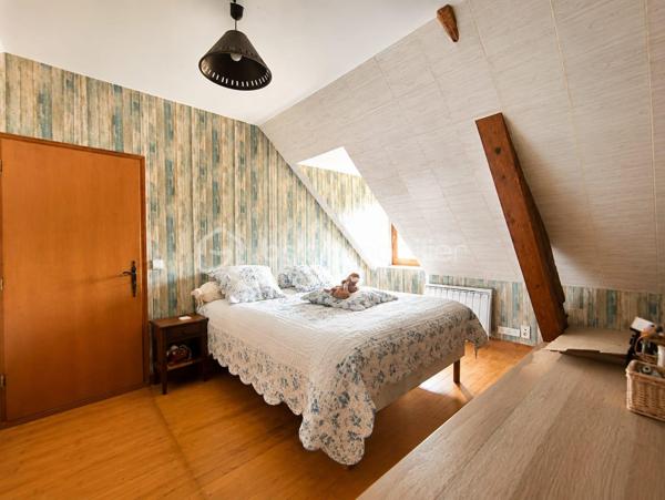 Maison de caractère de 197 m² avec piscine, dépendance et deux habitations – Bergerac

Un bien rare aux multiples possibilités !

À seulement quelques minutes du centre de Bergerac, des commerces et des grands axes, découvrez cette propriété de 197 m² implantée sur un magnifique terrain arboré de 3 035 m², sans aucun vis-à-vis.

Cette maison de caractère se distingue par ses deux habitations indépendantes, idéales pour un projet familial, une activité de location saisonnière ou annuelle, un rapprochement familial ou encore pour offrir un espace de vie autonome à des adolescents.

La première habitation (style longère)
Grande pièce de vie avec cheminée.
Chambre avec dressing.
Salle d'eau.
WC indépendant.
Mezzanine avec une seconde chambre.
La seconde habitation
Entrée indépendante.
Cuisine.
Pièce de vie  avec accès au balcon.
Une chambre et une salle d'eau.
À l'étage : trois chambres sous les combles et une salle de bain.
Les atouts qui font la différence

✔ Terrain de 3 035 m² au calme, sans vis-à-vis.
✔ Piscine 7 x 4 m au chlore avec volet roulant électrique.
✔ Garage de 30 m².
✔ Dépendance avec local technique et espace de stockage pour le bois.
✔ Potager et verger pour profiter pleinement de l'extérieur.
✔ Environnement bucolique tout en restant proche des commodités.

Un bien plein de charme offrant de nombreuses possibilités d'aménagement et de rentabilité, dans un cadre verdoyant où calme et qualité de vie sont au rendez-vous.

À découvrir sans tarder !