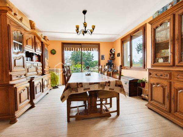 Maison de caractère de 197 m² avec piscine, dépendance et deux habitations – Bergerac

Un bien rare aux multiples possibilités !

À seulement quelques minutes du centre de Bergerac, des commerces et des grands axes, découvrez cette propriété de 197 m² implantée sur un magnifique terrain arboré de 3 035 m², sans aucun vis-à-vis.

Cette maison de caractère se distingue par ses deux habitations indépendantes, idéales pour un projet familial, une activité de location saisonnière ou annuelle, un rapprochement familial ou encore pour offrir un espace de vie autonome à des adolescents.

La première habitation (style longère)
Grande pièce de vie avec cheminée.
Chambre avec dressing.
Salle d'eau.
WC indépendant.
Mezzanine avec une seconde chambre.
La seconde habitation
Entrée indépendante.
Cuisine.
Pièce de vie  avec accès au balcon.
Une chambre et une salle d'eau.
À l'étage : trois chambres sous les combles et une salle de bain.
Les atouts qui font la différence

✔ Terrain de 3 035 m² au calme, sans vis-à-vis.
✔ Piscine 7 x 4 m au chlore avec volet roulant électrique.
✔ Garage de 30 m².
✔ Dépendance avec local technique et espace de stockage pour le bois.
✔ Potager et verger pour profiter pleinement de l'extérieur.
✔ Environnement bucolique tout en restant proche des commodités.

Un bien plein de charme offrant de nombreuses possibilités d'aménagement et de rentabilité, dans un cadre verdoyant où calme et qualité de vie sont au rendez-vous.

À découvrir sans tarder !