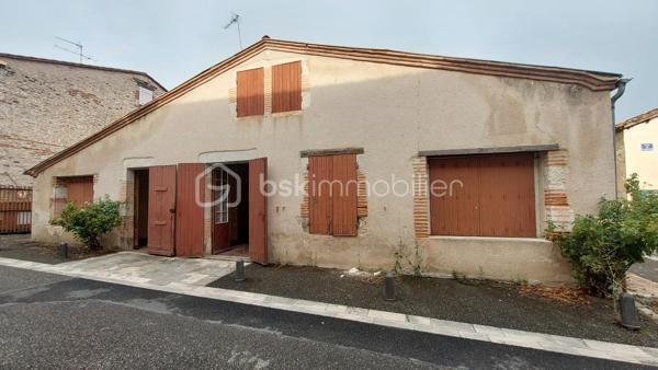 Située au cœur du bourg de Caudecoste, à proximité des commodités, de l’école et d’un arrêt de bus, cette maison ancienne datant des années 1870 offre une surface habitable de 70,42 m².

Construite en briques et galets de Garonne, elle possède le charme et l’authenticité des bâtisses anciennes de notre région.

Configurée en T4, elle comprend trois chambres. Elle bénéficie également de deux atouts particulièrement recherchés dans le centre de Caudecoste : un garage attenant de 19 m² et un patio de 15 m² permettant de profiter d’un agréable espace extérieur.

Cette maison nécessite d’importants travaux de rénovation et offre la possibilité de repenser entièrement son intérieur selon ses besoins et ses envies.

La toiture a été contrôlée et remaniée en juin 2026. L’un de ses versants a été refait.

Ce bien pourra notamment intéresser les amateurs de maisons anciennes, les artisans, les investisseurs ou les primo-accédants disposant d’un budget consacré aux travaux.

Une maison de bourg authentique, avec garage et patio, qui révélera tout son potentiel après rénovation.

Bien annoncé non soumis au DPE, 

Pour obtenir davantage d’informations et organiser une visite, contactez-moi.