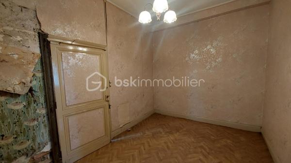 Située au cœur du bourg de Caudecoste, à proximité des commodités, de l’école et d’un arrêt de bus, cette maison ancienne datant des années 1870 offre une surface habitable de 70,42 m².

Construite en briques et galets de Garonne, elle possède le charme et l’authenticité des bâtisses anciennes de notre région.

Configurée en T4, elle comprend trois chambres. Elle bénéficie également de deux atouts particulièrement recherchés dans le centre de Caudecoste : un garage attenant de 19 m² et un patio de 15 m² permettant de profiter d’un agréable espace extérieur.

Cette maison nécessite d’importants travaux de rénovation et offre la possibilité de repenser entièrement son intérieur selon ses besoins et ses envies.

La toiture a été contrôlée et remaniée en juin 2026. L’un de ses versants a été refait.

Ce bien pourra notamment intéresser les amateurs de maisons anciennes, les artisans, les investisseurs ou les primo-accédants disposant d’un budget consacré aux travaux.

Une maison de bourg authentique, avec garage et patio, qui révélera tout son potentiel après rénovation.

Bien annoncé non soumis au DPE, 

Pour obtenir davantage d’informations et organiser une visite, contactez-moi.