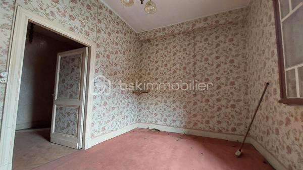 Située au cœur du bourg de Caudecoste, à proximité des commodités, de l’école et d’un arrêt de bus, cette maison ancienne datant des années 1870 offre une surface habitable de 70,42 m².

Construite en briques et galets de Garonne, elle possède le charme et l’authenticité des bâtisses anciennes de notre région.

Configurée en T4, elle comprend trois chambres. Elle bénéficie également de deux atouts particulièrement recherchés dans le centre de Caudecoste : un garage attenant de 19 m² et un patio de 15 m² permettant de profiter d’un agréable espace extérieur.

Cette maison nécessite d’importants travaux de rénovation et offre la possibilité de repenser entièrement son intérieur selon ses besoins et ses envies.

La toiture a été contrôlée et remaniée en juin 2026. L’un de ses versants a été refait.

Ce bien pourra notamment intéresser les amateurs de maisons anciennes, les artisans, les investisseurs ou les primo-accédants disposant d’un budget consacré aux travaux.

Une maison de bourg authentique, avec garage et patio, qui révélera tout son potentiel après rénovation.

Bien annoncé non soumis au DPE, 

Pour obtenir davantage d’informations et organiser une visite, contactez-moi.