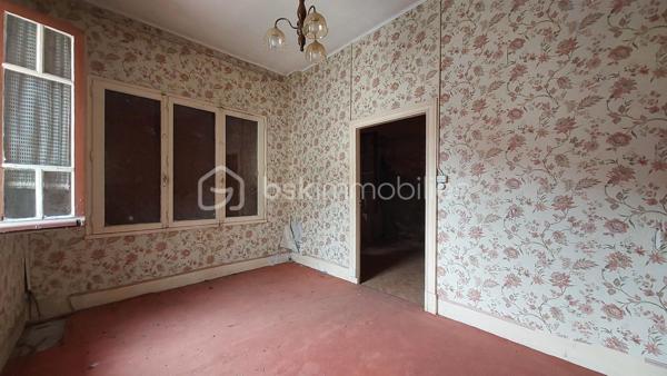 Située au cœur du bourg de Caudecoste, à proximité des commodités, de l’école et d’un arrêt de bus, cette maison ancienne datant des années 1870 offre une surface habitable de 70,42 m².

Construite en briques et galets de Garonne, elle possède le charme et l’authenticité des bâtisses anciennes de notre région.

Configurée en T4, elle comprend trois chambres. Elle bénéficie également de deux atouts particulièrement recherchés dans le centre de Caudecoste : un garage attenant de 19 m² et un patio de 15 m² permettant de profiter d’un agréable espace extérieur.

Cette maison nécessite d’importants travaux de rénovation et offre la possibilité de repenser entièrement son intérieur selon ses besoins et ses envies.

La toiture a été contrôlée et remaniée en juin 2026. L’un de ses versants a été refait.

Ce bien pourra notamment intéresser les amateurs de maisons anciennes, les artisans, les investisseurs ou les primo-accédants disposant d’un budget consacré aux travaux.

Une maison de bourg authentique, avec garage et patio, qui révélera tout son potentiel après rénovation.

Bien annoncé non soumis au DPE, 

Pour obtenir davantage d’informations et organiser une visite, contactez-moi.