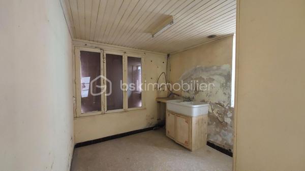 Située au cœur du bourg de Caudecoste, à proximité des commodités, de l’école et d’un arrêt de bus, cette maison ancienne datant des années 1870 offre une surface habitable de 70,42 m².

Construite en briques et galets de Garonne, elle possède le charme et l’authenticité des bâtisses anciennes de notre région.

Configurée en T4, elle comprend trois chambres. Elle bénéficie également de deux atouts particulièrement recherchés dans le centre de Caudecoste : un garage attenant de 19 m² et un patio de 15 m² permettant de profiter d’un agréable espace extérieur.

Cette maison nécessite d’importants travaux de rénovation et offre la possibilité de repenser entièrement son intérieur selon ses besoins et ses envies.

La toiture a été contrôlée et remaniée en juin 2026. L’un de ses versants a été refait.

Ce bien pourra notamment intéresser les amateurs de maisons anciennes, les artisans, les investisseurs ou les primo-accédants disposant d’un budget consacré aux travaux.

Une maison de bourg authentique, avec garage et patio, qui révélera tout son potentiel après rénovation.

Bien annoncé non soumis au DPE, 

Pour obtenir davantage d’informations et organiser une visite, contactez-moi.