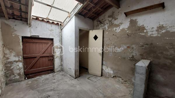 Située au cœur du bourg de Caudecoste, à proximité des commodités, de l’école et d’un arrêt de bus, cette maison ancienne datant des années 1870 offre une surface habitable de 70,42 m².

Construite en briques et galets de Garonne, elle possède le charme et l’authenticité des bâtisses anciennes de notre région.

Configurée en T4, elle comprend trois chambres. Elle bénéficie également de deux atouts particulièrement recherchés dans le centre de Caudecoste : un garage attenant de 19 m² et un patio de 15 m² permettant de profiter d’un agréable espace extérieur.

Cette maison nécessite d’importants travaux de rénovation et offre la possibilité de repenser entièrement son intérieur selon ses besoins et ses envies.

La toiture a été contrôlée et remaniée en juin 2026. L’un de ses versants a été refait.

Ce bien pourra notamment intéresser les amateurs de maisons anciennes, les artisans, les investisseurs ou les primo-accédants disposant d’un budget consacré aux travaux.

Une maison de bourg authentique, avec garage et patio, qui révélera tout son potentiel après rénovation.

Bien annoncé non soumis au DPE, 

Pour obtenir davantage d’informations et organiser une visite, contactez-moi.