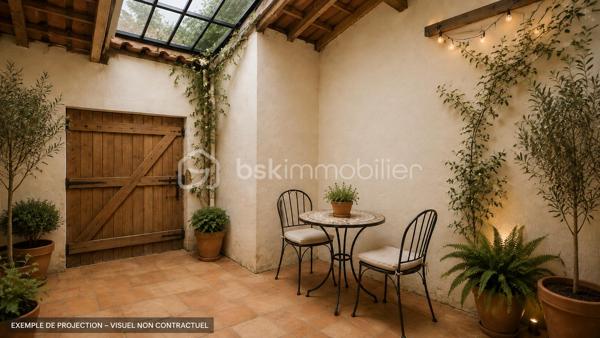 Située au cœur du bourg de Caudecoste, à proximité des commodités, de l’école et d’un arrêt de bus, cette maison ancienne datant des années 1870 offre une surface habitable de 70,42 m².

Construite en briques et galets de Garonne, elle possède le charme et l’authenticité des bâtisses anciennes de notre région.

Configurée en T4, elle comprend trois chambres. Elle bénéficie également de deux atouts particulièrement recherchés dans le centre de Caudecoste : un garage attenant de 19 m² et un patio de 15 m² permettant de profiter d’un agréable espace extérieur.

Cette maison nécessite d’importants travaux de rénovation et offre la possibilité de repenser entièrement son intérieur selon ses besoins et ses envies.

La toiture a été contrôlée et remaniée en juin 2026. L’un de ses versants a été refait.

Ce bien pourra notamment intéresser les amateurs de maisons anciennes, les artisans, les investisseurs ou les primo-accédants disposant d’un budget consacré aux travaux.

Une maison de bourg authentique, avec garage et patio, qui révélera tout son potentiel après rénovation.

Bien annoncé non soumis au DPE, 

Pour obtenir davantage d’informations et organiser une visite, contactez-moi.