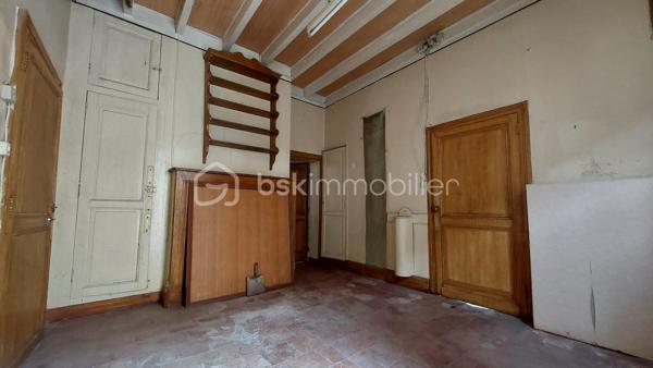 Située au cœur du bourg de Caudecoste, à proximité des commodités, de l’école et d’un arrêt de bus, cette maison ancienne datant des années 1870 offre une surface habitable de 70,42 m².

Construite en briques et galets de Garonne, elle possède le charme et l’authenticité des bâtisses anciennes de notre région.

Configurée en T4, elle comprend trois chambres. Elle bénéficie également de deux atouts particulièrement recherchés dans le centre de Caudecoste : un garage attenant de 19 m² et un patio de 15 m² permettant de profiter d’un agréable espace extérieur.

Cette maison nécessite d’importants travaux de rénovation et offre la possibilité de repenser entièrement son intérieur selon ses besoins et ses envies.

La toiture a été contrôlée et remaniée en juin 2026. L’un de ses versants a été refait.

Ce bien pourra notamment intéresser les amateurs de maisons anciennes, les artisans, les investisseurs ou les primo-accédants disposant d’un budget consacré aux travaux.

Une maison de bourg authentique, avec garage et patio, qui révélera tout son potentiel après rénovation.

Bien annoncé non soumis au DPE, 

Pour obtenir davantage d’informations et organiser une visite, contactez-moi.