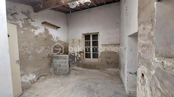 Située au cœur du bourg de Caudecoste, à proximité des commodités, de l’école et d’un arrêt de bus, cette maison ancienne datant des années 1870 offre une surface habitable de 70,42 m².

Construite en briques et galets de Garonne, elle possède le charme et l’authenticité des bâtisses anciennes de notre région.

Configurée en T4, elle comprend trois chambres. Elle bénéficie également de deux atouts particulièrement recherchés dans le centre de Caudecoste : un garage attenant de 19 m² et un patio de 15 m² permettant de profiter d’un agréable espace extérieur.

Cette maison nécessite d’importants travaux de rénovation et offre la possibilité de repenser entièrement son intérieur selon ses besoins et ses envies.

La toiture a été contrôlée et remaniée en juin 2026. L’un de ses versants a été refait.

Ce bien pourra notamment intéresser les amateurs de maisons anciennes, les artisans, les investisseurs ou les primo-accédants disposant d’un budget consacré aux travaux.

Une maison de bourg authentique, avec garage et patio, qui révélera tout son potentiel après rénovation.

Bien annoncé non soumis au DPE, 

Pour obtenir davantage d’informations et organiser une visite, contactez-moi.