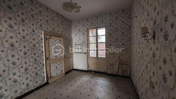 Située au cœur du bourg de Caudecoste, à proximité des commodités, de l’école et d’un arrêt de bus, cette maison ancienne datant des années 1870 offre une surface habitable de 70,42 m².

Construite en briques et galets de Garonne, elle possède le charme et l’authenticité des bâtisses anciennes de notre région.

Configurée en T4, elle comprend trois chambres. Elle bénéficie également de deux atouts particulièrement recherchés dans le centre de Caudecoste : un garage attenant de 19 m² et un patio de 15 m² permettant de profiter d’un agréable espace extérieur.

Cette maison nécessite d’importants travaux de rénovation et offre la possibilité de repenser entièrement son intérieur selon ses besoins et ses envies.

La toiture a été contrôlée et remaniée en juin 2026. L’un de ses versants a été refait.

Ce bien pourra notamment intéresser les amateurs de maisons anciennes, les artisans, les investisseurs ou les primo-accédants disposant d’un budget consacré aux travaux.

Une maison de bourg authentique, avec garage et patio, qui révélera tout son potentiel après rénovation.

Bien annoncé non soumis au DPE, 

Pour obtenir davantage d’informations et organiser une visite, contactez-moi.