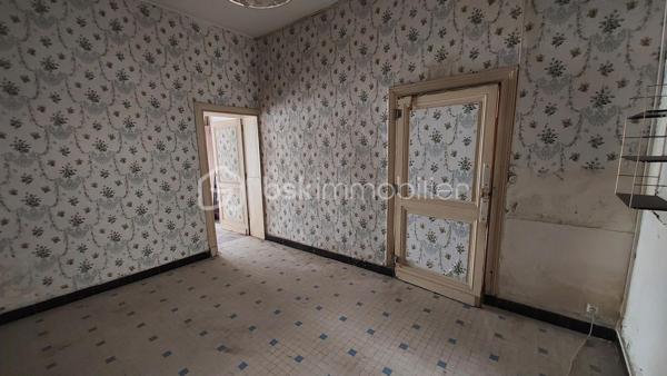 Située au cœur du bourg de Caudecoste, à proximité des commodités, de l’école et d’un arrêt de bus, cette maison ancienne datant des années 1870 offre une surface habitable de 70,42 m².

Construite en briques et galets de Garonne, elle possède le charme et l’authenticité des bâtisses anciennes de notre région.

Configurée en T4, elle comprend trois chambres. Elle bénéficie également de deux atouts particulièrement recherchés dans le centre de Caudecoste : un garage attenant de 19 m² et un patio de 15 m² permettant de profiter d’un agréable espace extérieur.

Cette maison nécessite d’importants travaux de rénovation et offre la possibilité de repenser entièrement son intérieur selon ses besoins et ses envies.

La toiture a été contrôlée et remaniée en juin 2026. L’un de ses versants a été refait.

Ce bien pourra notamment intéresser les amateurs de maisons anciennes, les artisans, les investisseurs ou les primo-accédants disposant d’un budget consacré aux travaux.

Une maison de bourg authentique, avec garage et patio, qui révélera tout son potentiel après rénovation.

Bien annoncé non soumis au DPE, 

Pour obtenir davantage d’informations et organiser une visite, contactez-moi.
