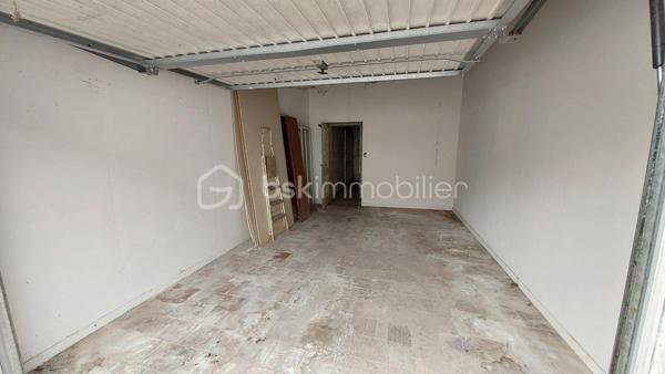 Située au cœur du bourg de Caudecoste, à proximité des commodités, de l’école et d’un arrêt de bus, cette maison ancienne datant des années 1870 offre une surface habitable de 70,42 m².

Construite en briques et galets de Garonne, elle possède le charme et l’authenticité des bâtisses anciennes de notre région.

Configurée en T4, elle comprend trois chambres. Elle bénéficie également de deux atouts particulièrement recherchés dans le centre de Caudecoste : un garage attenant de 19 m² et un patio de 15 m² permettant de profiter d’un agréable espace extérieur.

Cette maison nécessite d’importants travaux de rénovation et offre la possibilité de repenser entièrement son intérieur selon ses besoins et ses envies.

La toiture a été contrôlée et remaniée en juin 2026. L’un de ses versants a été refait.

Ce bien pourra notamment intéresser les amateurs de maisons anciennes, les artisans, les investisseurs ou les primo-accédants disposant d’un budget consacré aux travaux.

Une maison de bourg authentique, avec garage et patio, qui révélera tout son potentiel après rénovation.

Bien annoncé non soumis au DPE, 

Pour obtenir davantage d’informations et organiser une visite, contactez-moi.