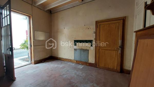 Située au cœur du bourg de Caudecoste, à proximité des commodités, de l’école et d’un arrêt de bus, cette maison ancienne datant des années 1870 offre une surface habitable de 70,42 m².

Construite en briques et galets de Garonne, elle possède le charme et l’authenticité des bâtisses anciennes de notre région.

Configurée en T4, elle comprend trois chambres. Elle bénéficie également de deux atouts particulièrement recherchés dans le centre de Caudecoste : un garage attenant de 19 m² et un patio de 15 m² permettant de profiter d’un agréable espace extérieur.

Cette maison nécessite d’importants travaux de rénovation et offre la possibilité de repenser entièrement son intérieur selon ses besoins et ses envies.

La toiture a été contrôlée et remaniée en juin 2026. L’un de ses versants a été refait.

Ce bien pourra notamment intéresser les amateurs de maisons anciennes, les artisans, les investisseurs ou les primo-accédants disposant d’un budget consacré aux travaux.

Une maison de bourg authentique, avec garage et patio, qui révélera tout son potentiel après rénovation.

Bien annoncé non soumis au DPE, 

Pour obtenir davantage d’informations et organiser une visite, contactez-moi.