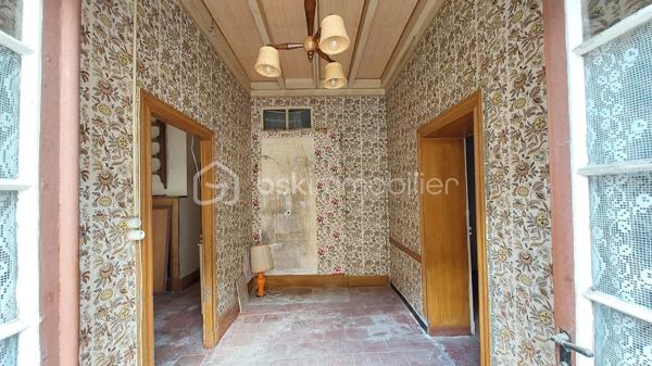 Située au cœur du bourg de Caudecoste, à proximité des commodités, de l’école et d’un arrêt de bus, cette maison ancienne datant des années 1870 offre une surface habitable de 70,42 m².

Construite en briques et galets de Garonne, elle possède le charme et l’authenticité des bâtisses anciennes de notre région.

Configurée en T4, elle comprend trois chambres. Elle bénéficie également de deux atouts particulièrement recherchés dans le centre de Caudecoste : un garage attenant de 19 m² et un patio de 15 m² permettant de profiter d’un agréable espace extérieur.

Cette maison nécessite d’importants travaux de rénovation et offre la possibilité de repenser entièrement son intérieur selon ses besoins et ses envies.

La toiture a été contrôlée et remaniée en juin 2026. L’un de ses versants a été refait.

Ce bien pourra notamment intéresser les amateurs de maisons anciennes, les artisans, les investisseurs ou les primo-accédants disposant d’un budget consacré aux travaux.

Une maison de bourg authentique, avec garage et patio, qui révélera tout son potentiel après rénovation.

Bien annoncé non soumis au DPE, 

Pour obtenir davantage d’informations et organiser une visite, contactez-moi.