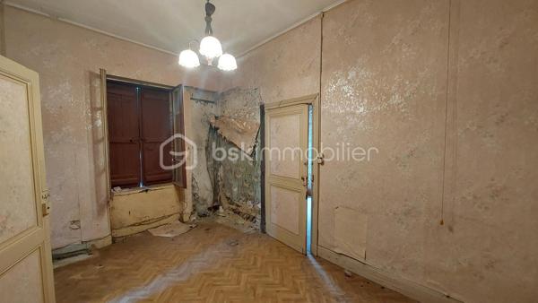 Située au cœur du bourg de Caudecoste, à proximité des commodités, de l’école et d’un arrêt de bus, cette maison ancienne datant des années 1870 offre une surface habitable de 70,42 m².

Construite en briques et galets de Garonne, elle possède le charme et l’authenticité des bâtisses anciennes de notre région.

Configurée en T4, elle comprend trois chambres. Elle bénéficie également de deux atouts particulièrement recherchés dans le centre de Caudecoste : un garage attenant de 19 m² et un patio de 15 m² permettant de profiter d’un agréable espace extérieur.

Cette maison nécessite d’importants travaux de rénovation et offre la possibilité de repenser entièrement son intérieur selon ses besoins et ses envies.

La toiture a été contrôlée et remaniée en juin 2026. L’un de ses versants a été refait.

Ce bien pourra notamment intéresser les amateurs de maisons anciennes, les artisans, les investisseurs ou les primo-accédants disposant d’un budget consacré aux travaux.

Une maison de bourg authentique, avec garage et patio, qui révélera tout son potentiel après rénovation.

Bien annoncé non soumis au DPE, 

Pour obtenir davantage d’informations et organiser une visite, contactez-moi.