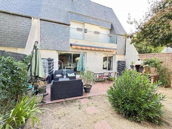 Idéalement située à Carquefou, à proximité des commerces du secteur de La Désirade, des établissements scolaires (école primaire, collège et lycée) et de la ligne de bus 85, découvrez cette maison familiale de 108 m², mitoyenne d’un seul côté, implantée sur une parcelle de 297 m².

Au rez-de-chaussée, une entrée d’environ 6 m² dessert un agréable salon-séjour d’environ 27 m² ainsi qu’une grande cuisine aménagée et équipée de 15 m². Les espaces de vie donnent sur un jardin paysager, idéal pour profiter des beaux jours, agrémenté d’un barbecue en dur et d’une grande cabane de jardin.

Ce niveau comprend également des WC, des placards ainsi qu’un véritable atout : deux garages d’environ 19 et 20 m², offrant de belles possibilités de stationnement, de rangement ou de stockage.

Un magnifique escalier mène à l’étage où un hall d’environ 6 m² dessert :

• une première chambre de 13,8 m² avec placards et accès au balcon donnant sur le jardin ;
• une seconde chambre de 10,6 m², bénéficiant également d’un accès au balcon côté jardin et communiquant avec un bureau en enfilade d’environ 9 m² ;
• une troisième chambre de 9,6 m², ouvrant sur une terrasse côté rue ;
• une salle de bains d’environ 5 m² avec douche et baignoire ;
• des WC indépendants.

Côté confort, la maison dispose d’un chauffage au gaz, de volets roulants électriques et d’un store banne électrique permettant de profiter agréablement de la terrasse.

Son emplacement constitue un véritable atout pour une vie de famille : commerces de La Désirade, école primaire, collège et lycée à proximité, ainsi que la ligne 85 facilitant les déplacements et les connexions avec les transports de l’agglomération nantaise.

Une maison familiale fonctionnelle réunissant 3 chambres, un bureau, un jardin paysager, deux garages et une situation privilégiée à Carquefou.