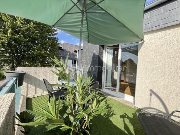 Idéalement située à Carquefou, à proximité des commerces du secteur de La Désirade, des établissements scolaires (école primaire, collège et lycée) et de la ligne de bus 85, découvrez cette maison familiale de 108 m², mitoyenne d’un seul côté, implantée sur une parcelle de 297 m².

Au rez-de-chaussée, une entrée d’environ 6 m² dessert un agréable salon-séjour d’environ 27 m² ainsi qu’une grande cuisine aménagée et équipée de 15 m². Les espaces de vie donnent sur un jardin paysager, idéal pour profiter des beaux jours, agrémenté d’un barbecue en dur et d’une grande cabane de jardin.

Ce niveau comprend également des WC, des placards ainsi qu’un véritable atout : deux garages d’environ 19 et 20 m², offrant de belles possibilités de stationnement, de rangement ou de stockage.

Un magnifique escalier mène à l’étage où un hall d’environ 6 m² dessert :

• une première chambre de 13,8 m² avec placards et accès au balcon donnant sur le jardin ;
• une seconde chambre de 10,6 m², bénéficiant également d’un accès au balcon côté jardin et communiquant avec un bureau en enfilade d’environ 9 m² ;
• une troisième chambre de 9,6 m², ouvrant sur une terrasse côté rue ;
• une salle de bains d’environ 5 m² avec douche et baignoire ;
• des WC indépendants.

Côté confort, la maison dispose d’un chauffage au gaz, de volets roulants électriques et d’un store banne électrique permettant de profiter agréablement de la terrasse.

Son emplacement constitue un véritable atout pour une vie de famille : commerces de La Désirade, école primaire, collège et lycée à proximité, ainsi que la ligne 85 facilitant les déplacements et les connexions avec les transports de l’agglomération nantaise.

Une maison familiale fonctionnelle réunissant 3 chambres, un bureau, un jardin paysager, deux garages et une situation privilégiée à Carquefou.
