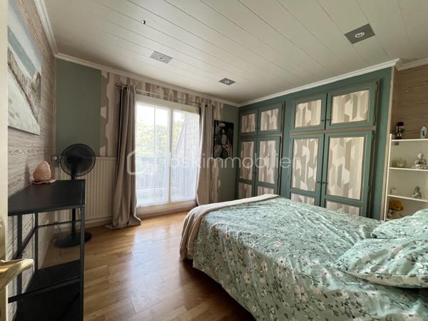Idéalement située à Carquefou, à proximité des commerces du secteur de La Désirade, des établissements scolaires (école primaire, collège et lycée) et de la ligne de bus 85, découvrez cette maison familiale de 108 m², mitoyenne d’un seul côté, implantée sur une parcelle de 297 m².

Au rez-de-chaussée, une entrée d’environ 6 m² dessert un agréable salon-séjour d’environ 27 m² ainsi qu’une grande cuisine aménagée et équipée de 15 m². Les espaces de vie donnent sur un jardin paysager, idéal pour profiter des beaux jours, agrémenté d’un barbecue en dur et d’une grande cabane de jardin.

Ce niveau comprend également des WC, des placards ainsi qu’un véritable atout : deux garages d’environ 19 et 20 m², offrant de belles possibilités de stationnement, de rangement ou de stockage.

Un magnifique escalier mène à l’étage où un hall d’environ 6 m² dessert :

• une première chambre de 13,8 m² avec placards et accès au balcon donnant sur le jardin ;
• une seconde chambre de 10,6 m², bénéficiant également d’un accès au balcon côté jardin et communiquant avec un bureau en enfilade d’environ 9 m² ;
• une troisième chambre de 9,6 m², ouvrant sur une terrasse côté rue ;
• une salle de bains d’environ 5 m² avec douche et baignoire ;
• des WC indépendants.

Côté confort, la maison dispose d’un chauffage au gaz, de volets roulants électriques et d’un store banne électrique permettant de profiter agréablement de la terrasse.

Son emplacement constitue un véritable atout pour une vie de famille : commerces de La Désirade, école primaire, collège et lycée à proximité, ainsi que la ligne 85 facilitant les déplacements et les connexions avec les transports de l’agglomération nantaise.

Une maison familiale fonctionnelle réunissant 3 chambres, un bureau, un jardin paysager, deux garages et une situation privilégiée à Carquefou.