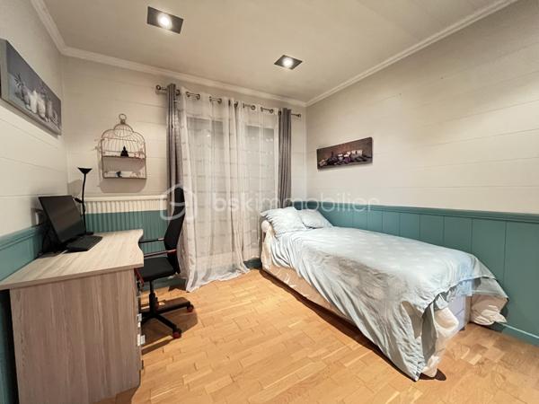 Idéalement située à Carquefou, à proximité des commerces du secteur de La Désirade, des établissements scolaires (école primaire, collège et lycée) et de la ligne de bus 85, découvrez cette maison familiale de 108 m², mitoyenne d’un seul côté, implantée sur une parcelle de 297 m².

Au rez-de-chaussée, une entrée d’environ 6 m² dessert un agréable salon-séjour d’environ 27 m² ainsi qu’une grande cuisine aménagée et équipée de 15 m². Les espaces de vie donnent sur un jardin paysager, idéal pour profiter des beaux jours, agrémenté d’un barbecue en dur et d’une grande cabane de jardin.

Ce niveau comprend également des WC, des placards ainsi qu’un véritable atout : deux garages d’environ 19 et 20 m², offrant de belles possibilités de stationnement, de rangement ou de stockage.

Un magnifique escalier mène à l’étage où un hall d’environ 6 m² dessert :

• une première chambre de 13,8 m² avec placards et accès au balcon donnant sur le jardin ;
• une seconde chambre de 10,6 m², bénéficiant également d’un accès au balcon côté jardin et communiquant avec un bureau en enfilade d’environ 9 m² ;
• une troisième chambre de 9,6 m², ouvrant sur une terrasse côté rue ;
• une salle de bains d’environ 5 m² avec douche et baignoire ;
• des WC indépendants.

Côté confort, la maison dispose d’un chauffage au gaz, de volets roulants électriques et d’un store banne électrique permettant de profiter agréablement de la terrasse.

Son emplacement constitue un véritable atout pour une vie de famille : commerces de La Désirade, école primaire, collège et lycée à proximité, ainsi que la ligne 85 facilitant les déplacements et les connexions avec les transports de l’agglomération nantaise.

Une maison familiale fonctionnelle réunissant 3 chambres, un bureau, un jardin paysager, deux garages et une situation privilégiée à Carquefou.