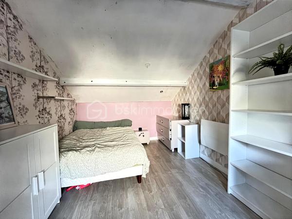 Idéalement située à Carquefou, à proximité des commerces du secteur de La Désirade, des établissements scolaires (école primaire, collège et lycée) et de la ligne de bus 85, découvrez cette maison familiale de 108 m², mitoyenne d’un seul côté, implantée sur une parcelle de 297 m².

Au rez-de-chaussée, une entrée d’environ 6 m² dessert un agréable salon-séjour d’environ 27 m² ainsi qu’une grande cuisine aménagée et équipée de 15 m². Les espaces de vie donnent sur un jardin paysager, idéal pour profiter des beaux jours, agrémenté d’un barbecue en dur et d’une grande cabane de jardin.

Ce niveau comprend également des WC, des placards ainsi qu’un véritable atout : deux garages d’environ 19 et 20 m², offrant de belles possibilités de stationnement, de rangement ou de stockage.

Un magnifique escalier mène à l’étage où un hall d’environ 6 m² dessert :

• une première chambre de 13,8 m² avec placards et accès au balcon donnant sur le jardin ;
• une seconde chambre de 10,6 m², bénéficiant également d’un accès au balcon côté jardin et communiquant avec un bureau en enfilade d’environ 9 m² ;
• une troisième chambre de 9,6 m², ouvrant sur une terrasse côté rue ;
• une salle de bains d’environ 5 m² avec douche et baignoire ;
• des WC indépendants.

Côté confort, la maison dispose d’un chauffage au gaz, de volets roulants électriques et d’un store banne électrique permettant de profiter agréablement de la terrasse.

Son emplacement constitue un véritable atout pour une vie de famille : commerces de La Désirade, école primaire, collège et lycée à proximité, ainsi que la ligne 85 facilitant les déplacements et les connexions avec les transports de l’agglomération nantaise.

Une maison familiale fonctionnelle réunissant 3 chambres, un bureau, un jardin paysager, deux garages et une situation privilégiée à Carquefou.