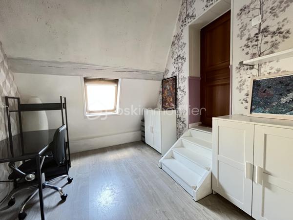 Idéalement située à Carquefou, à proximité des commerces du secteur de La Désirade, des établissements scolaires (école primaire, collège et lycée) et de la ligne de bus 85, découvrez cette maison familiale de 108 m², mitoyenne d’un seul côté, implantée sur une parcelle de 297 m².

Au rez-de-chaussée, une entrée d’environ 6 m² dessert un agréable salon-séjour d’environ 27 m² ainsi qu’une grande cuisine aménagée et équipée de 15 m². Les espaces de vie donnent sur un jardin paysager, idéal pour profiter des beaux jours, agrémenté d’un barbecue en dur et d’une grande cabane de jardin.

Ce niveau comprend également des WC, des placards ainsi qu’un véritable atout : deux garages d’environ 19 et 20 m², offrant de belles possibilités de stationnement, de rangement ou de stockage.

Un magnifique escalier mène à l’étage où un hall d’environ 6 m² dessert :

• une première chambre de 13,8 m² avec placards et accès au balcon donnant sur le jardin ;
• une seconde chambre de 10,6 m², bénéficiant également d’un accès au balcon côté jardin et communiquant avec un bureau en enfilade d’environ 9 m² ;
• une troisième chambre de 9,6 m², ouvrant sur une terrasse côté rue ;
• une salle de bains d’environ 5 m² avec douche et baignoire ;
• des WC indépendants.

Côté confort, la maison dispose d’un chauffage au gaz, de volets roulants électriques et d’un store banne électrique permettant de profiter agréablement de la terrasse.

Son emplacement constitue un véritable atout pour une vie de famille : commerces de La Désirade, école primaire, collège et lycée à proximité, ainsi que la ligne 85 facilitant les déplacements et les connexions avec les transports de l’agglomération nantaise.

Une maison familiale fonctionnelle réunissant 3 chambres, un bureau, un jardin paysager, deux garages et une situation privilégiée à Carquefou.
