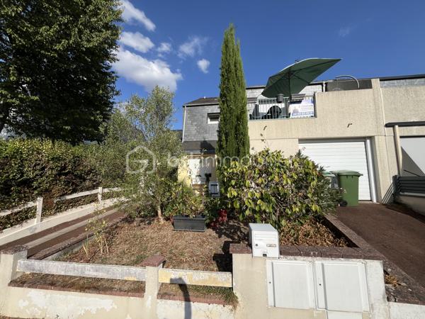 Idéalement située à Carquefou, à proximité des commerces du secteur de La Désirade, des établissements scolaires (école primaire, collège et lycée) et de la ligne de bus 85, découvrez cette maison familiale de 108 m², mitoyenne d’un seul côté, implantée sur une parcelle de 297 m².

Au rez-de-chaussée, une entrée d’environ 6 m² dessert un agréable salon-séjour d’environ 27 m² ainsi qu’une grande cuisine aménagée et équipée de 15 m². Les espaces de vie donnent sur un jardin paysager, idéal pour profiter des beaux jours, agrémenté d’un barbecue en dur et d’une grande cabane de jardin.

Ce niveau comprend également des WC, des placards ainsi qu’un véritable atout : deux garages d’environ 19 et 20 m², offrant de belles possibilités de stationnement, de rangement ou de stockage.

Un magnifique escalier mène à l’étage où un hall d’environ 6 m² dessert :

• une première chambre de 13,8 m² avec placards et accès au balcon donnant sur le jardin ;
• une seconde chambre de 10,6 m², bénéficiant également d’un accès au balcon côté jardin et communiquant avec un bureau en enfilade d’environ 9 m² ;
• une troisième chambre de 9,6 m², ouvrant sur une terrasse côté rue ;
• une salle de bains d’environ 5 m² avec douche et baignoire ;
• des WC indépendants.

Côté confort, la maison dispose d’un chauffage au gaz, de volets roulants électriques et d’un store banne électrique permettant de profiter agréablement de la terrasse.

Son emplacement constitue un véritable atout pour une vie de famille : commerces de La Désirade, école primaire, collège et lycée à proximité, ainsi que la ligne 85 facilitant les déplacements et les connexions avec les transports de l’agglomération nantaise.

Une maison familiale fonctionnelle réunissant 3 chambres, un bureau, un jardin paysager, deux garages et une situation privilégiée à Carquefou.
