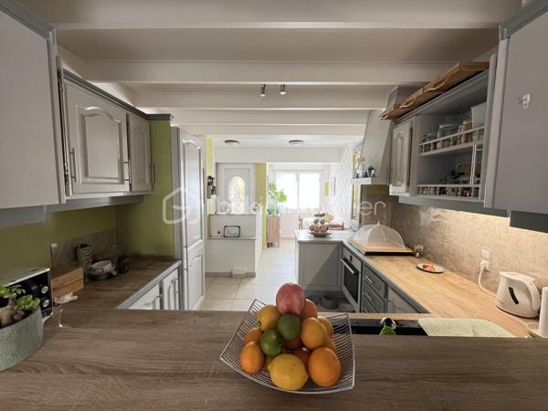 Idéalement située à Carquefou, à proximité des commerces du secteur de La Désirade, des établissements scolaires (école primaire, collège et lycée) et de la ligne de bus 85, découvrez cette maison familiale de 108 m², mitoyenne d’un seul côté, implantée sur une parcelle de 297 m².

Au rez-de-chaussée, une entrée d’environ 6 m² dessert un agréable salon-séjour d’environ 27 m² ainsi qu’une grande cuisine aménagée et équipée de 15 m². Les espaces de vie donnent sur un jardin paysager, idéal pour profiter des beaux jours, agrémenté d’un barbecue en dur et d’une grande cabane de jardin.

Ce niveau comprend également des WC, des placards ainsi qu’un véritable atout : deux garages d’environ 19 et 20 m², offrant de belles possibilités de stationnement, de rangement ou de stockage.

Un magnifique escalier mène à l’étage où un hall d’environ 6 m² dessert :

• une première chambre de 13,8 m² avec placards et accès au balcon donnant sur le jardin ;
• une seconde chambre de 10,6 m², bénéficiant également d’un accès au balcon côté jardin et communiquant avec un bureau en enfilade d’environ 9 m² ;
• une troisième chambre de 9,6 m², ouvrant sur une terrasse côté rue ;
• une salle de bains d’environ 5 m² avec douche et baignoire ;
• des WC indépendants.

Côté confort, la maison dispose d’un chauffage au gaz, de volets roulants électriques et d’un store banne électrique permettant de profiter agréablement de la terrasse.

Son emplacement constitue un véritable atout pour une vie de famille : commerces de La Désirade, école primaire, collège et lycée à proximité, ainsi que la ligne 85 facilitant les déplacements et les connexions avec les transports de l’agglomération nantaise.

Une maison familiale fonctionnelle réunissant 3 chambres, un bureau, un jardin paysager, deux garages et une situation privilégiée à Carquefou.