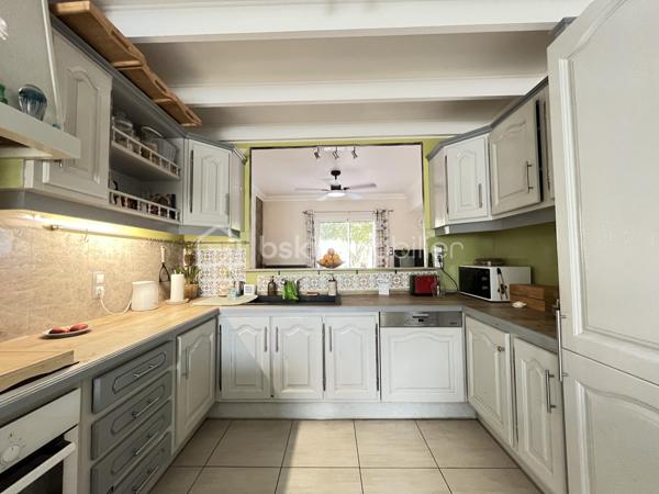 Idéalement située à Carquefou, à proximité des commerces du secteur de La Désirade, des établissements scolaires (école primaire, collège et lycée) et de la ligne de bus 85, découvrez cette maison familiale de 108 m², mitoyenne d’un seul côté, implantée sur une parcelle de 297 m².

Au rez-de-chaussée, une entrée d’environ 6 m² dessert un agréable salon-séjour d’environ 27 m² ainsi qu’une grande cuisine aménagée et équipée de 15 m². Les espaces de vie donnent sur un jardin paysager, idéal pour profiter des beaux jours, agrémenté d’un barbecue en dur et d’une grande cabane de jardin.

Ce niveau comprend également des WC, des placards ainsi qu’un véritable atout : deux garages d’environ 19 et 20 m², offrant de belles possibilités de stationnement, de rangement ou de stockage.

Un magnifique escalier mène à l’étage où un hall d’environ 6 m² dessert :

• une première chambre de 13,8 m² avec placards et accès au balcon donnant sur le jardin ;
• une seconde chambre de 10,6 m², bénéficiant également d’un accès au balcon côté jardin et communiquant avec un bureau en enfilade d’environ 9 m² ;
• une troisième chambre de 9,6 m², ouvrant sur une terrasse côté rue ;
• une salle de bains d’environ 5 m² avec douche et baignoire ;
• des WC indépendants.

Côté confort, la maison dispose d’un chauffage au gaz, de volets roulants électriques et d’un store banne électrique permettant de profiter agréablement de la terrasse.

Son emplacement constitue un véritable atout pour une vie de famille : commerces de La Désirade, école primaire, collège et lycée à proximité, ainsi que la ligne 85 facilitant les déplacements et les connexions avec les transports de l’agglomération nantaise.

Une maison familiale fonctionnelle réunissant 3 chambres, un bureau, un jardin paysager, deux garages et une situation privilégiée à Carquefou.