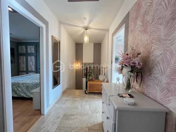 Idéalement située à Carquefou, à proximité des commerces du secteur de La Désirade, des établissements scolaires (école primaire, collège et lycée) et de la ligne de bus 85, découvrez cette maison familiale de 108 m², mitoyenne d’un seul côté, implantée sur une parcelle de 297 m².

Au rez-de-chaussée, une entrée d’environ 6 m² dessert un agréable salon-séjour d’environ 27 m² ainsi qu’une grande cuisine aménagée et équipée de 15 m². Les espaces de vie donnent sur un jardin paysager, idéal pour profiter des beaux jours, agrémenté d’un barbecue en dur et d’une grande cabane de jardin.

Ce niveau comprend également des WC, des placards ainsi qu’un véritable atout : deux garages d’environ 19 et 20 m², offrant de belles possibilités de stationnement, de rangement ou de stockage.

Un magnifique escalier mène à l’étage où un hall d’environ 6 m² dessert :

• une première chambre de 13,8 m² avec placards et accès au balcon donnant sur le jardin ;
• une seconde chambre de 10,6 m², bénéficiant également d’un accès au balcon côté jardin et communiquant avec un bureau en enfilade d’environ 9 m² ;
• une troisième chambre de 9,6 m², ouvrant sur une terrasse côté rue ;
• une salle de bains d’environ 5 m² avec douche et baignoire ;
• des WC indépendants.

Côté confort, la maison dispose d’un chauffage au gaz, de volets roulants électriques et d’un store banne électrique permettant de profiter agréablement de la terrasse.

Son emplacement constitue un véritable atout pour une vie de famille : commerces de La Désirade, école primaire, collège et lycée à proximité, ainsi que la ligne 85 facilitant les déplacements et les connexions avec les transports de l’agglomération nantaise.

Une maison familiale fonctionnelle réunissant 3 chambres, un bureau, un jardin paysager, deux garages et une situation privilégiée à Carquefou.