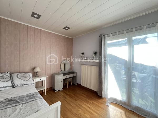 Idéalement située à Carquefou, à proximité des commerces du secteur de La Désirade, des établissements scolaires (école primaire, collège et lycée) et de la ligne de bus 85, découvrez cette maison familiale de 108 m², mitoyenne d’un seul côté, implantée sur une parcelle de 297 m².

Au rez-de-chaussée, une entrée d’environ 6 m² dessert un agréable salon-séjour d’environ 27 m² ainsi qu’une grande cuisine aménagée et équipée de 15 m². Les espaces de vie donnent sur un jardin paysager, idéal pour profiter des beaux jours, agrémenté d’un barbecue en dur et d’une grande cabane de jardin.

Ce niveau comprend également des WC, des placards ainsi qu’un véritable atout : deux garages d’environ 19 et 20 m², offrant de belles possibilités de stationnement, de rangement ou de stockage.

Un magnifique escalier mène à l’étage où un hall d’environ 6 m² dessert :

• une première chambre de 13,8 m² avec placards et accès au balcon donnant sur le jardin ;
• une seconde chambre de 10,6 m², bénéficiant également d’un accès au balcon côté jardin et communiquant avec un bureau en enfilade d’environ 9 m² ;
• une troisième chambre de 9,6 m², ouvrant sur une terrasse côté rue ;
• une salle de bains d’environ 5 m² avec douche et baignoire ;
• des WC indépendants.

Côté confort, la maison dispose d’un chauffage au gaz, de volets roulants électriques et d’un store banne électrique permettant de profiter agréablement de la terrasse.

Son emplacement constitue un véritable atout pour une vie de famille : commerces de La Désirade, école primaire, collège et lycée à proximité, ainsi que la ligne 85 facilitant les déplacements et les connexions avec les transports de l’agglomération nantaise.

Une maison familiale fonctionnelle réunissant 3 chambres, un bureau, un jardin paysager, deux garages et une situation privilégiée à Carquefou.