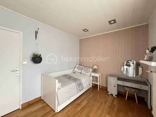 Idéalement située à Carquefou, à proximité des commerces du secteur de La Désirade, des établissements scolaires (école primaire, collège et lycée) et de la ligne de bus 85, découvrez cette maison familiale de 108 m², mitoyenne d’un seul côté, implantée sur une parcelle de 297 m².

Au rez-de-chaussée, une entrée d’environ 6 m² dessert un agréable salon-séjour d’environ 27 m² ainsi qu’une grande cuisine aménagée et équipée de 15 m². Les espaces de vie donnent sur un jardin paysager, idéal pour profiter des beaux jours, agrémenté d’un barbecue en dur et d’une grande cabane de jardin.

Ce niveau comprend également des WC, des placards ainsi qu’un véritable atout : deux garages d’environ 19 et 20 m², offrant de belles possibilités de stationnement, de rangement ou de stockage.

Un magnifique escalier mène à l’étage où un hall d’environ 6 m² dessert :

• une première chambre de 13,8 m² avec placards et accès au balcon donnant sur le jardin ;
• une seconde chambre de 10,6 m², bénéficiant également d’un accès au balcon côté jardin et communiquant avec un bureau en enfilade d’environ 9 m² ;
• une troisième chambre de 9,6 m², ouvrant sur une terrasse côté rue ;
• une salle de bains d’environ 5 m² avec douche et baignoire ;
• des WC indépendants.

Côté confort, la maison dispose d’un chauffage au gaz, de volets roulants électriques et d’un store banne électrique permettant de profiter agréablement de la terrasse.

Son emplacement constitue un véritable atout pour une vie de famille : commerces de La Désirade, école primaire, collège et lycée à proximité, ainsi que la ligne 85 facilitant les déplacements et les connexions avec les transports de l’agglomération nantaise.

Une maison familiale fonctionnelle réunissant 3 chambres, un bureau, un jardin paysager, deux garages et une situation privilégiée à Carquefou.