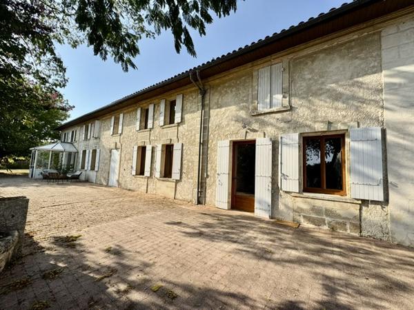 Cézac (33620) Grande longère en pierre d'environ 300m² avec piscine couverte et dépendance, à Cézac.