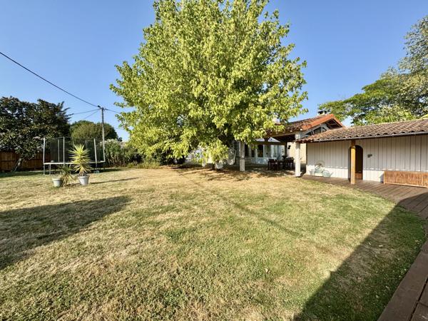 Cézac (33620) Grande longère en pierre d'environ 300m² avec piscine couverte et dépendance, à Cézac.