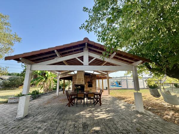 Cézac (33620) Grande longère en pierre d'environ 300m² avec piscine couverte et dépendance, à Cézac.