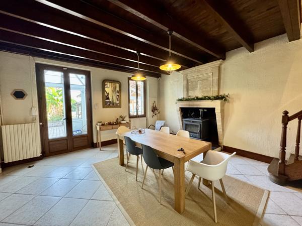 Cézac (33620) Grande longère en pierre d'environ 300m² avec piscine couverte et dépendance, à Cézac.