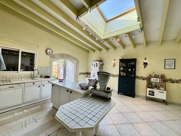 Cézac (33620) Grande longère en pierre d'environ 300m² avec piscine couverte et dépendance, à Cézac.