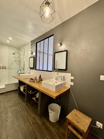 Cézac (33620) Grande longère en pierre d'environ 300m² avec piscine couverte et dépendance, à Cézac.