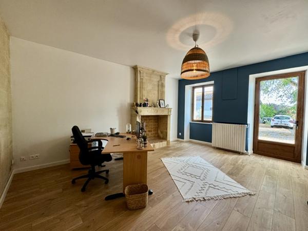 Cézac (33620) Grande longère en pierre d'environ 300m² avec piscine couverte et dépendance, à Cézac.