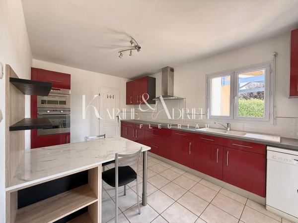 Villa avec vie de plain-pied, jardin et double garage