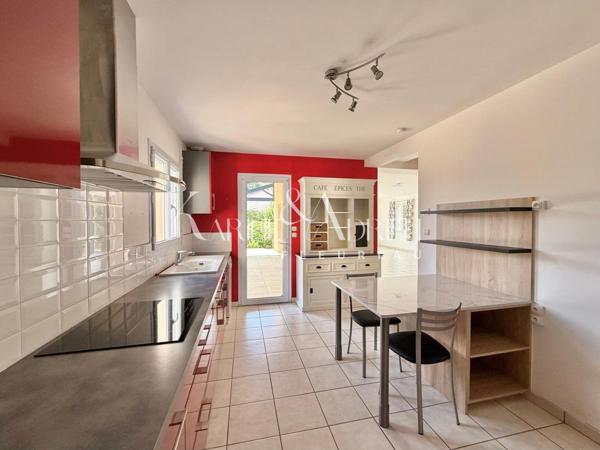 Villa avec vie de plain-pied, jardin et double garage