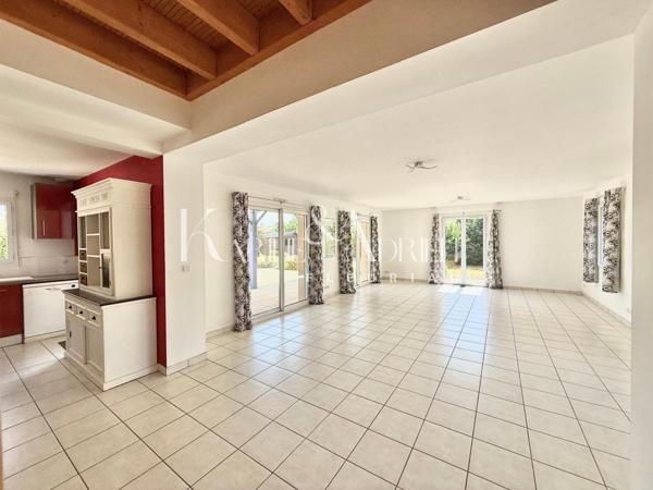 Villa avec vie de plain-pied, jardin et double garage
