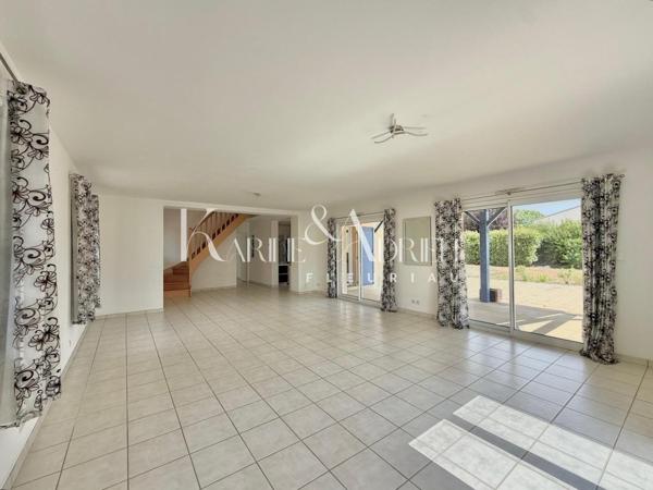 Villa avec vie de plain-pied, jardin et double garage