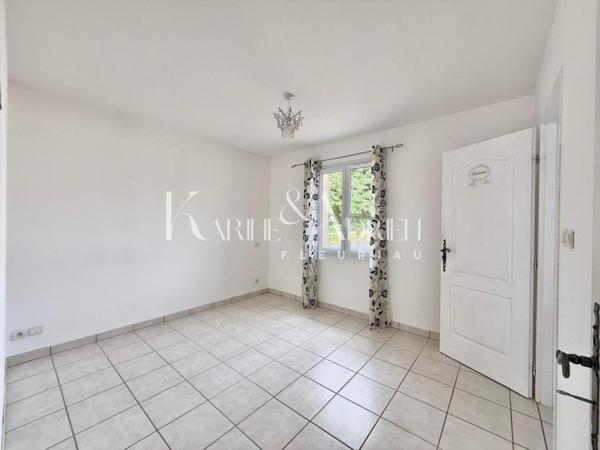 Villa avec vie de plain-pied, jardin et double garage